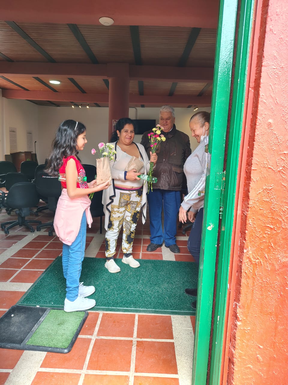 La U Verde Colombia celebró el Día de la Mujer con cine y flores en Anolaima