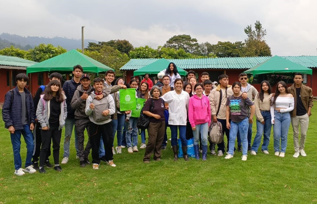 UNIAGRARIA y el Colegio Técnico Comercial José de San Martín viven el Taller Vivencial Ecociem 2025-1