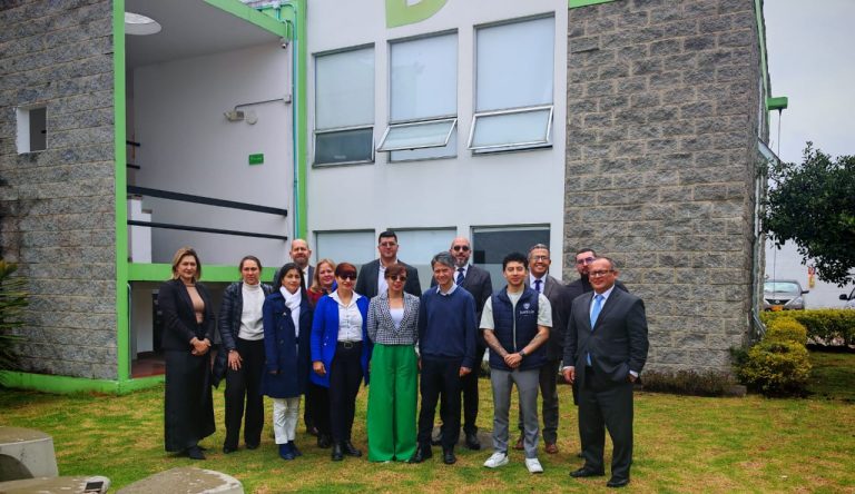 ConsultorioJuridicoRecibeReconocimientoPorSuExcelencia-02