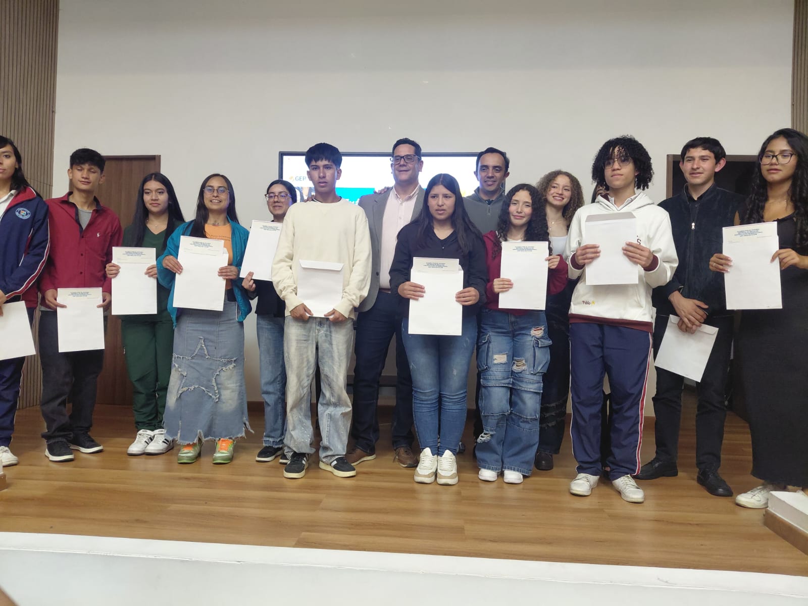 Estudiantes de UNIAGRARIA reciben beca de la alcaldía de Suba para certificación internacional de sus competencias en inglés 1